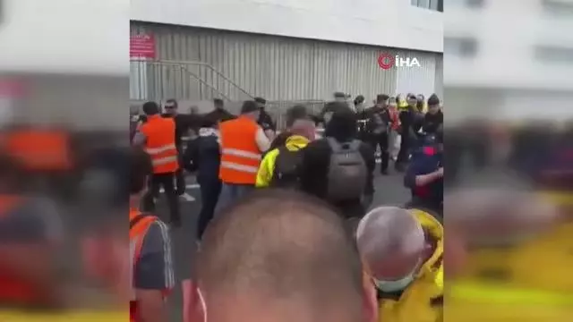 Paris'te yüzlerce havalimanı çalışanı ödemelerdeki kesintiyi protesto ettiCharles de Gaulle ve Orly havalimanlarında arbede yaşandı