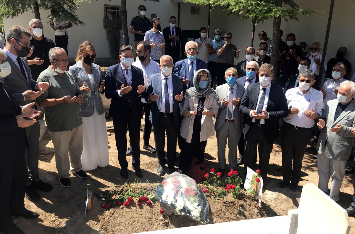 Son dakika haberi... Saz ve söz sanatçısı Şemsi Yastıman'ın cenazesi 27 yıl sonra memleketine nakledildi