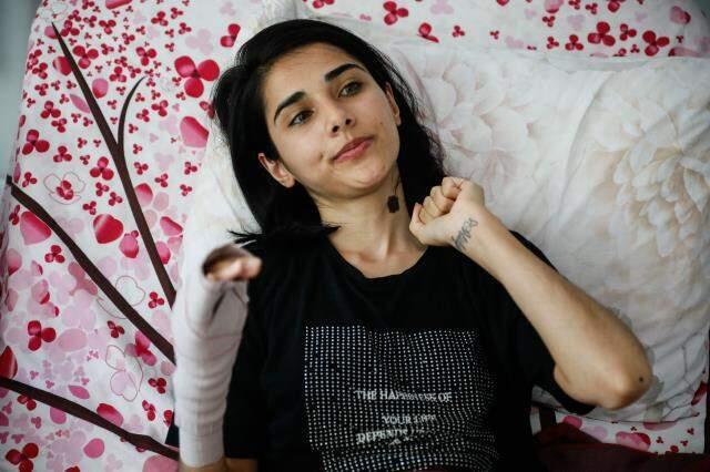 Son dakika haber! Adliyeye sedye ile gelen Sabiha Mutlu: Sürünerek de olsa gelecektim, davanın peşindeyim Son dakika haber! Adliyeye sedye ile gelen Sabiha Mutlu: Sürünerek de olsa gelecektim, davanın peşindeyim