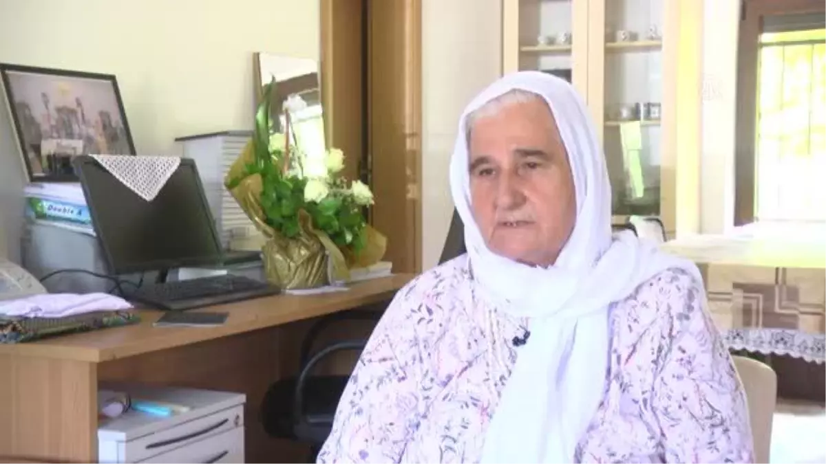 SREBRENİTSA - Srebrenitsalı aileler, evlatlarının mezarı başında dua ediyor (1)