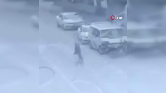 yolun karsisina gecmeye calisan kadina otomob 2 14255054 o