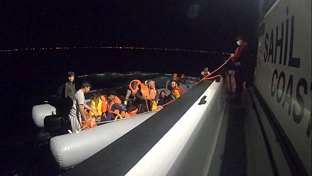 Ayvalık'ta 42 düzensiz göçmen Sahil Güvenlik tarafından kurtarıldı - Vimarsana News