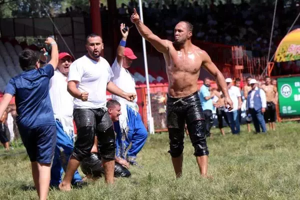 SPOR Başpehlivan güreşlerinde çeyrek finalistler belli oldu; başpehlivan Kara hastaneye kaldırıldı