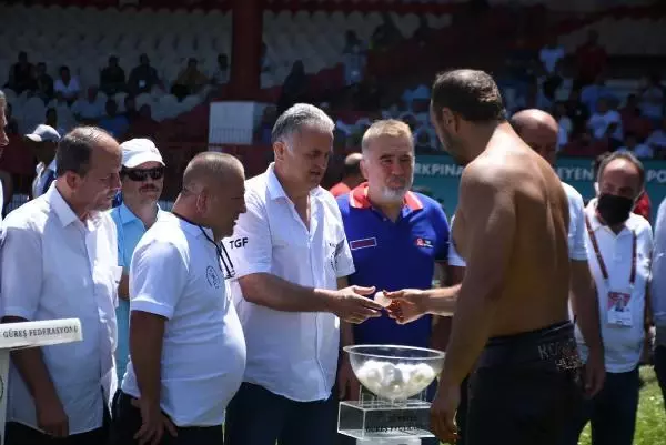 SPOR Başpehlivanlık güreşlerinde sürpriz; Mehmet Yeşilyeşil elendi