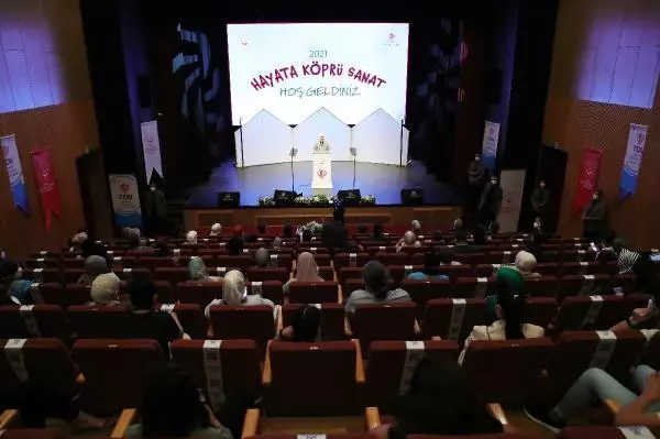 EMİNE ERDOĞAN 'BUĞDAY TANESİ TİYATRO GÖSTERİSİNİ İZLEDİ