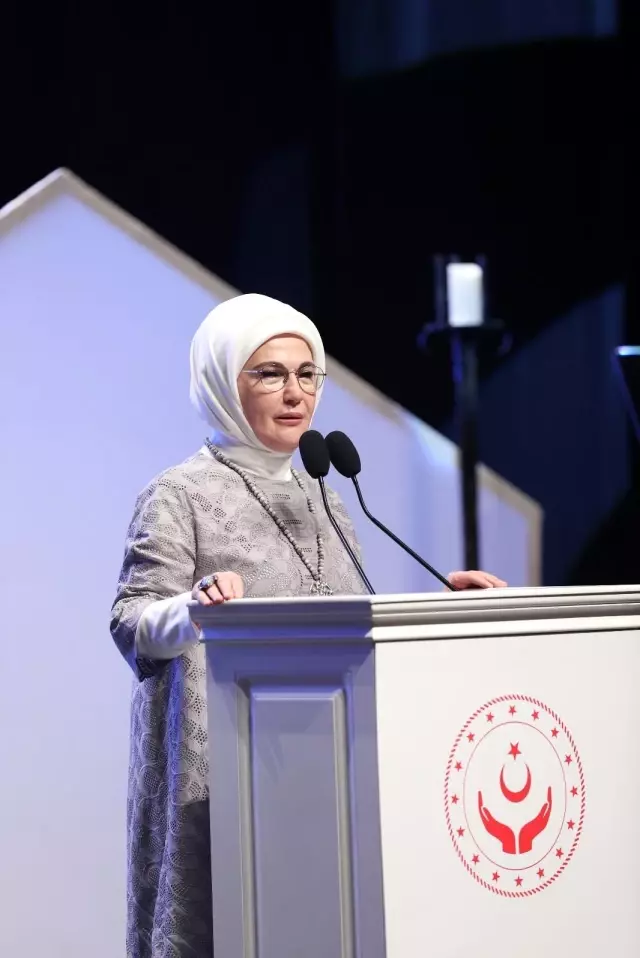 Emine Erdoğan, devlet korumasındaki çocukların hazırladığı tiyatro gösterisini izledi