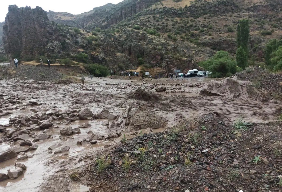 Erzurum'da sel ve heyelan Şenkaya-Göle kara yolunu ulaşıma kapattı