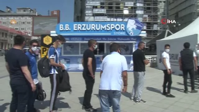 Erzurumspor taraftarı maçları stadyumda izleyebilmek için aşı kuyruğu oluşturdu
