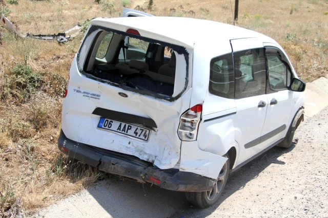 Hafif ticari araç ile çarpışan otomobil bariyerlere saplandı: 5 yaralı