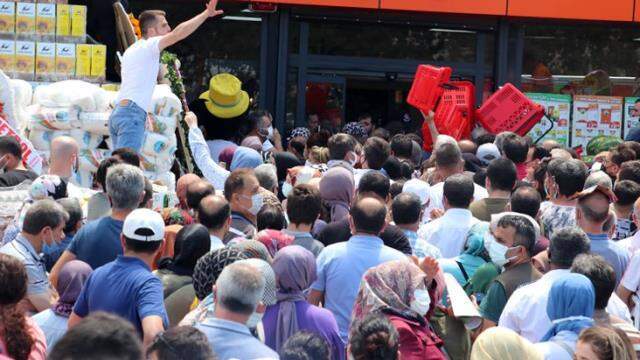 İndirim izdihamı görenleri şaşkına çevirdi! 1 kilometrelik kuyrukta baygınlık geçirenler oldu İndirim izdihamı görenleri şaşkına çevirdi! 1 kilometrelik kuyrukta baygınlık geçirenler oldu