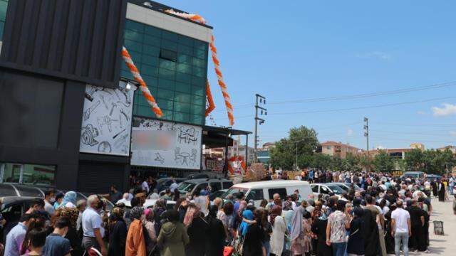 İndirim izdihamı görenleri şaşkına çevirdi! 1 kilometrelik kuyrukta baygınlık geçirenler oldu İndirim izdihamı görenleri şaşkına çevirdi! 1 kilometrelik kuyrukta baygınlık geçirenler oldu