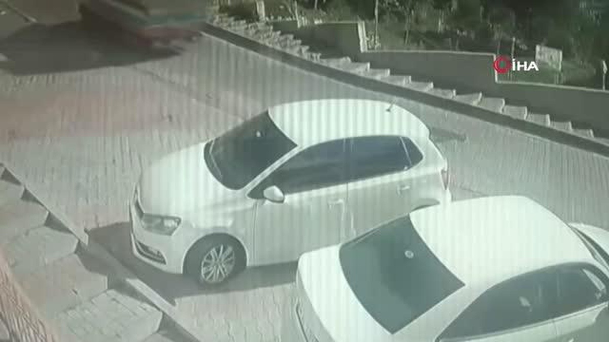 Kağıthane'de yokuş aşağı kayan kamyonet böyle devrildi: 1 yaralı - Vimarsana News