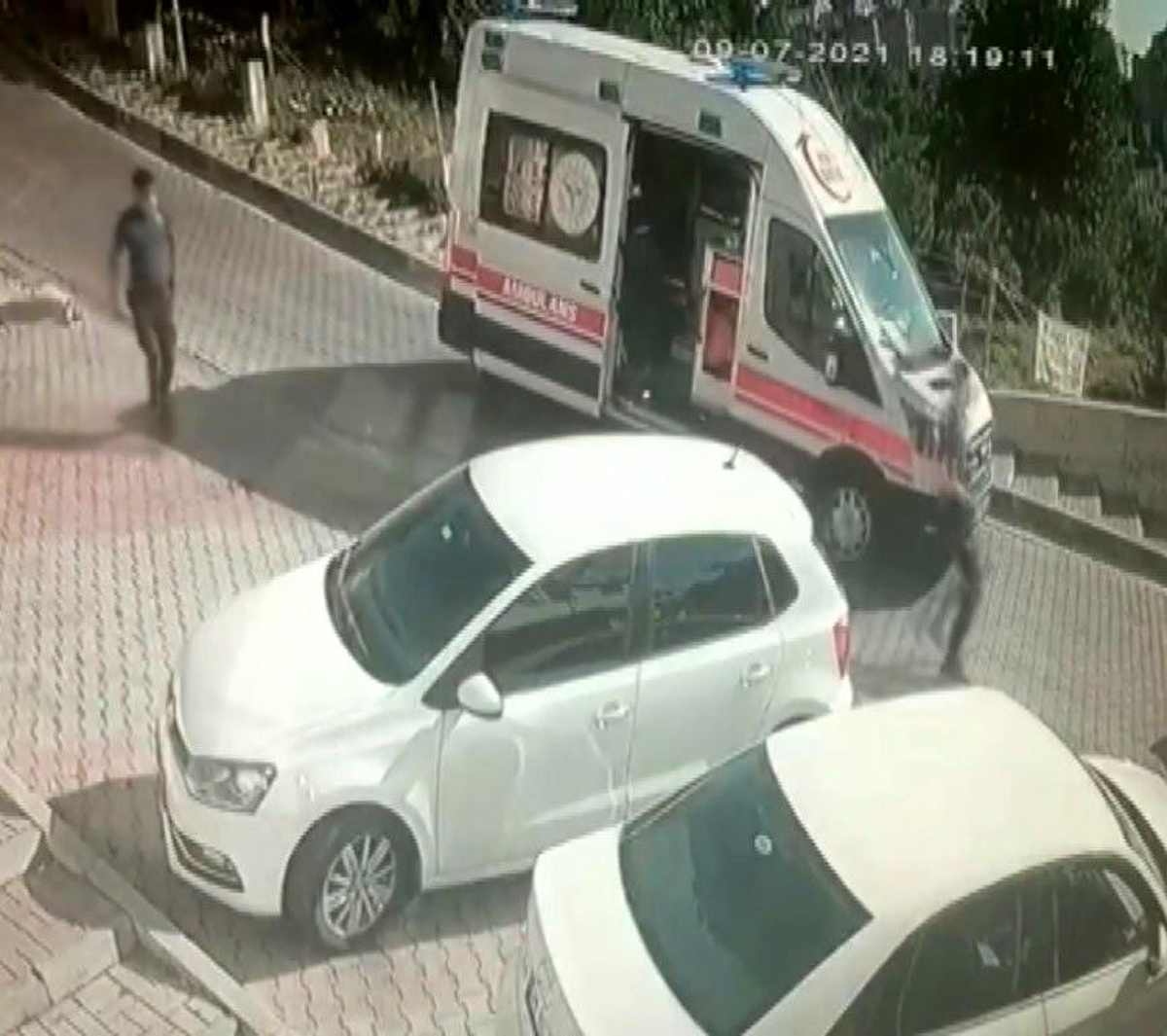 Kağıthane'de yokuş aşağı kayan kamyonet devrildi: 1 yaralı