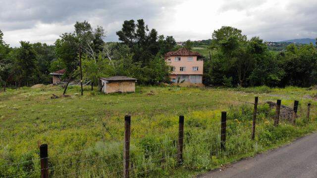 Kardeşlerin fıkra gibi arazi kavgası! 92 yaşındaki babaları dikenli tellerden atlayıp eve giriyor