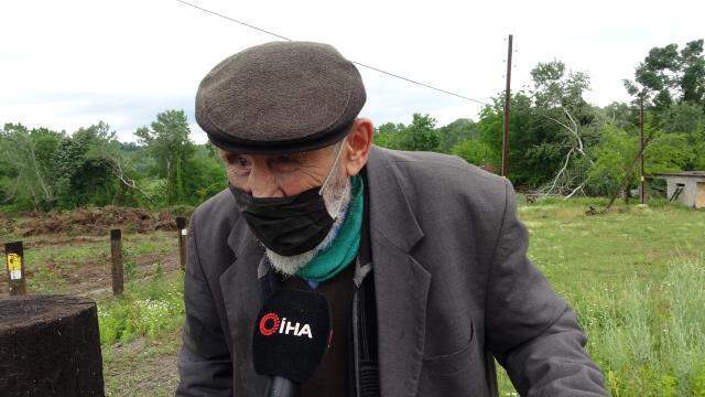 Kardeşlerin fıkra gibi arazi kavgası! 92 yaşındaki babaları dikenli tellerden atlayıp eve giriyor