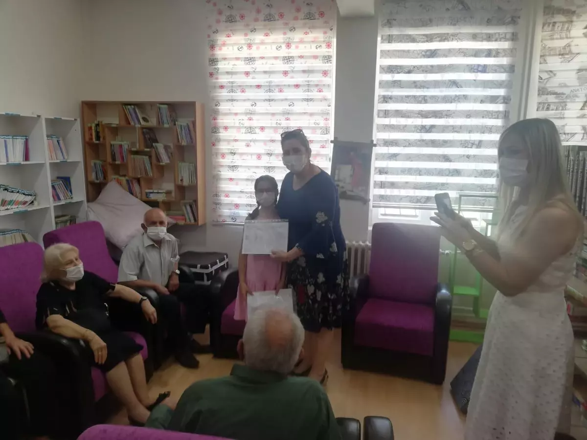 Kırklareli'nde İstiklal Marşı'nın 100. yılı kapsamındaki mektup yarışmasında dereceye giren öğrenciye ödülü verildi