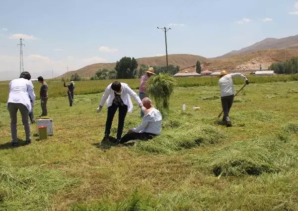 KÖY MUHTARINDAN TÜRKÇE VE KÜRTÇE ANONSLA AŞI ÇAĞRISI