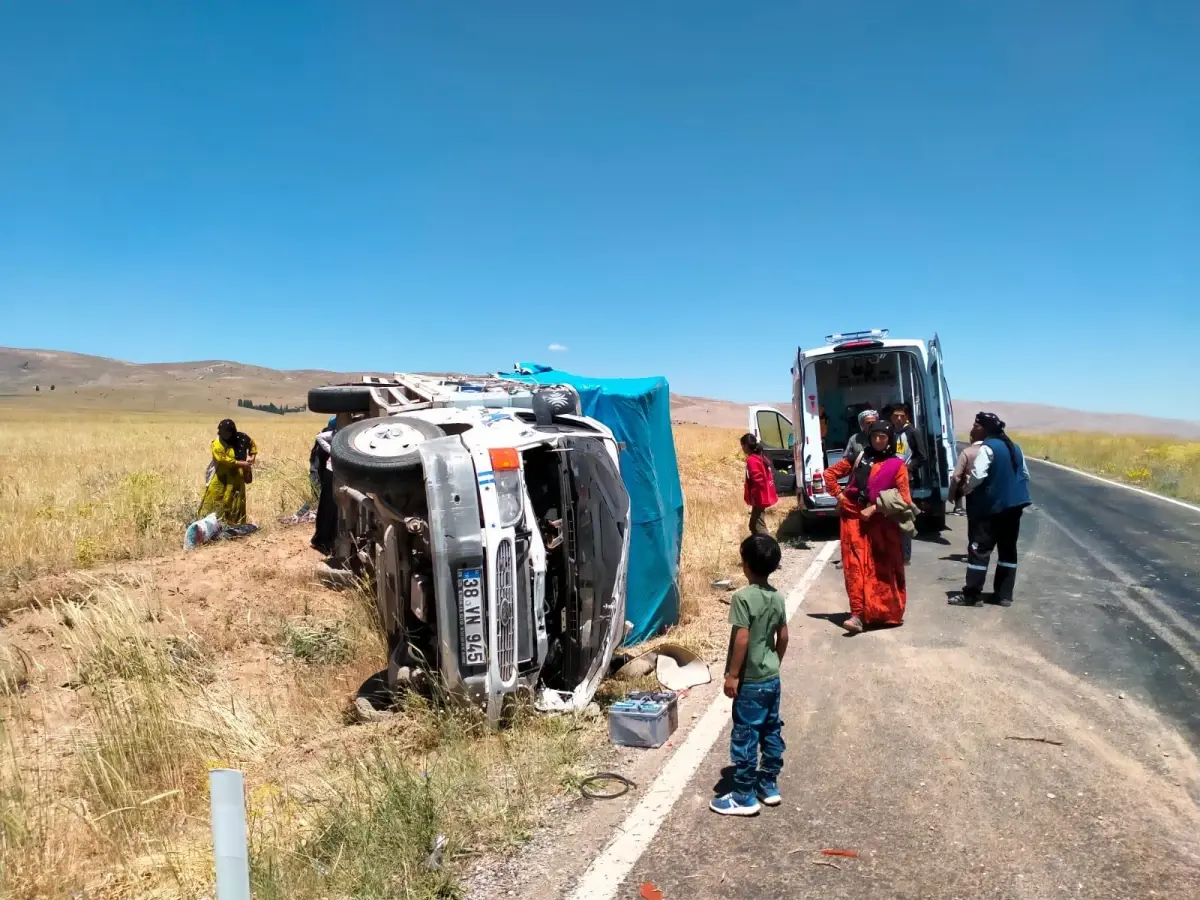 Malatya'da mevsimlik işçileri taşıyan kamyonet devrildi: 7 yaralı