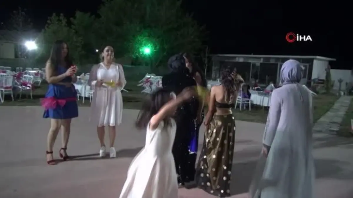 Pandemide sıkılan kadınlar matinede kurtlarını döktü