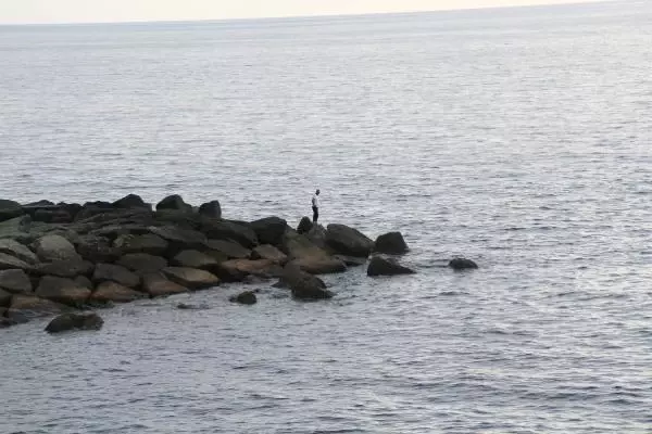 Rize'de, denizde 6 gündür aranan babası için kıyıdan ayrılmıyor
