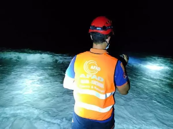 Rize'de, denizde 6 gündür aranan babası için kıyıdan ayrılmıyor