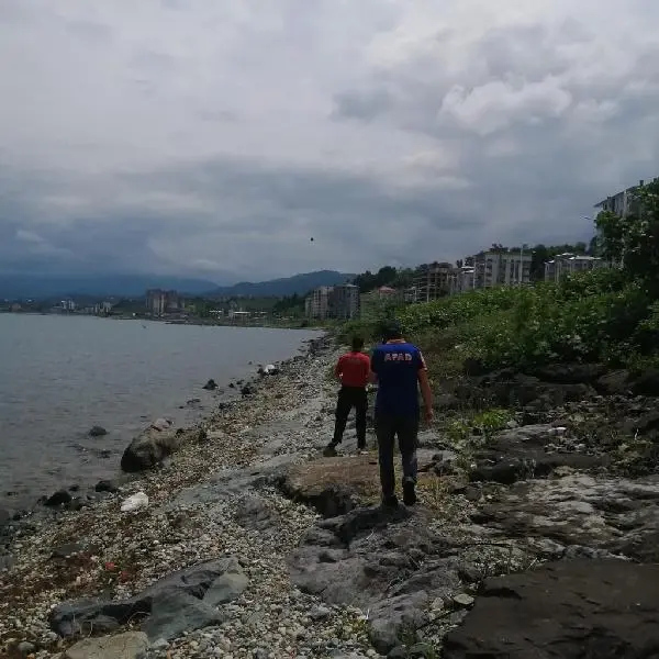 Rize'de, denizde 6 gündür aranan babası için kıyıdan ayrılmıyor