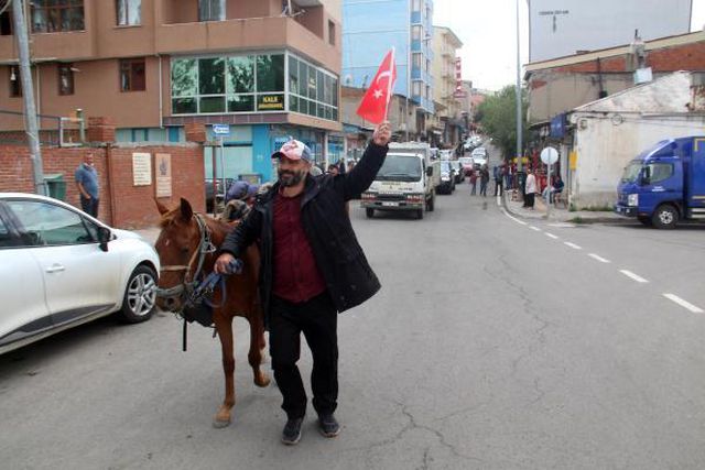 SAHARA GEÇİDİ'NE TÜNEL YAPILMASI İÇİN ATI İLE YÜRÜYOR
