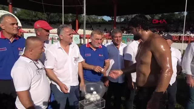SPOR Başpehlivan güreşlerinde çeyrek finalistler belli oldu; başpehlivan Kara hastaneye kaldırıldı