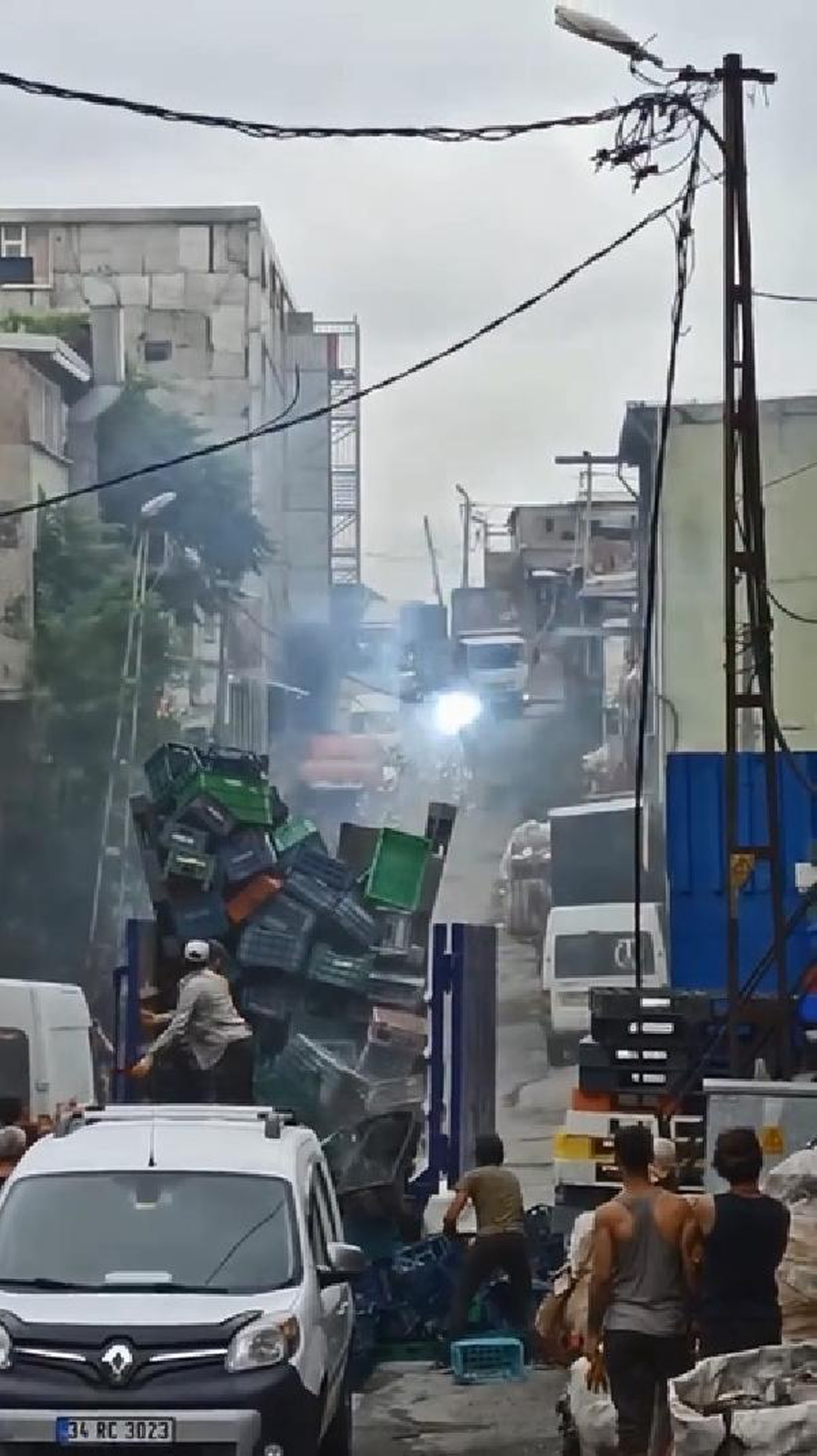 SULTANGAZİ'DE ELEKTRİK KABLOLARI PATLAMALARLA YANDI - Vimarsana News