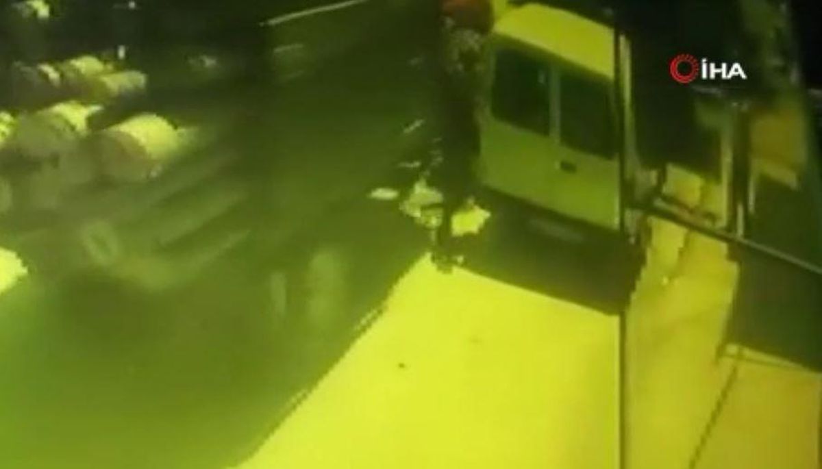 Son dakika haberleri! Yolda yürürken iki aracın arasına sıkıştı, ölümden döndü
