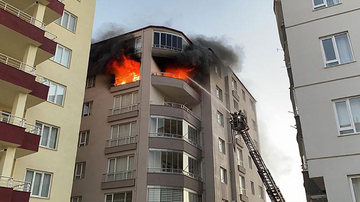 Az kalsın facia yaşanıyordu! Yangından etkilenen 4'ü çocuk 10 kişi hastaneye kaldırıldı