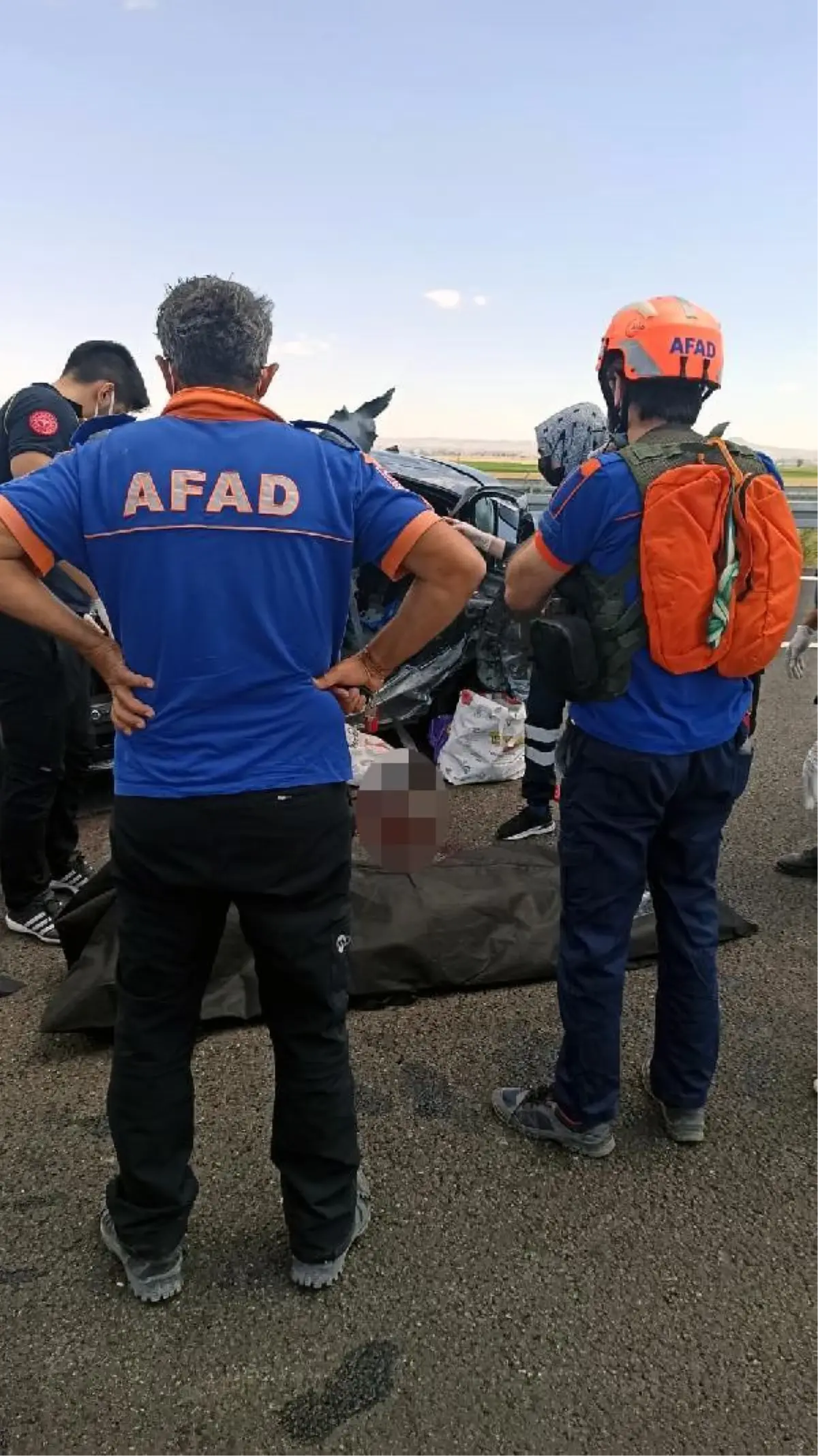 Bariyerlere çarpan otomobildeki karı- kocayı ölüm ayırdı