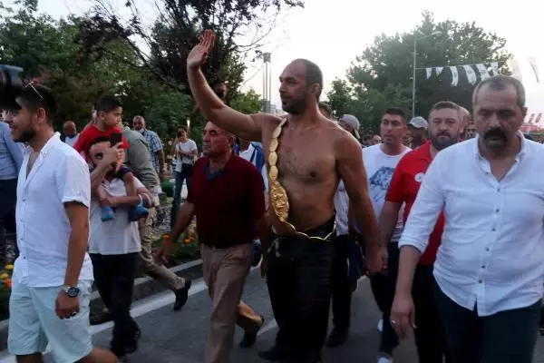 BAŞPEHLİVAN ALİ GÜRBÜZ, 'HAMAM' RİTÜELİNİ BOZMADI