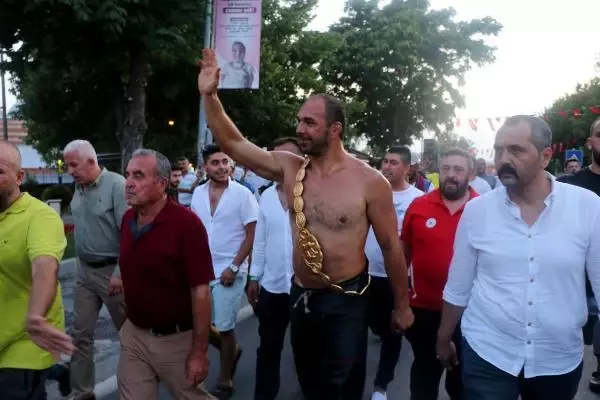 BAŞPEHLİVAN ALİ GÜRBÜZ, 'HAMAM' RİTÜELİNİ BOZMADI