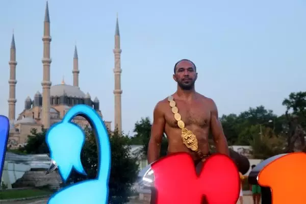 BAŞPEHLİVAN ALİ GÜRBÜZ, 'HAMAM' RİTÜELİNİ BOZMADI