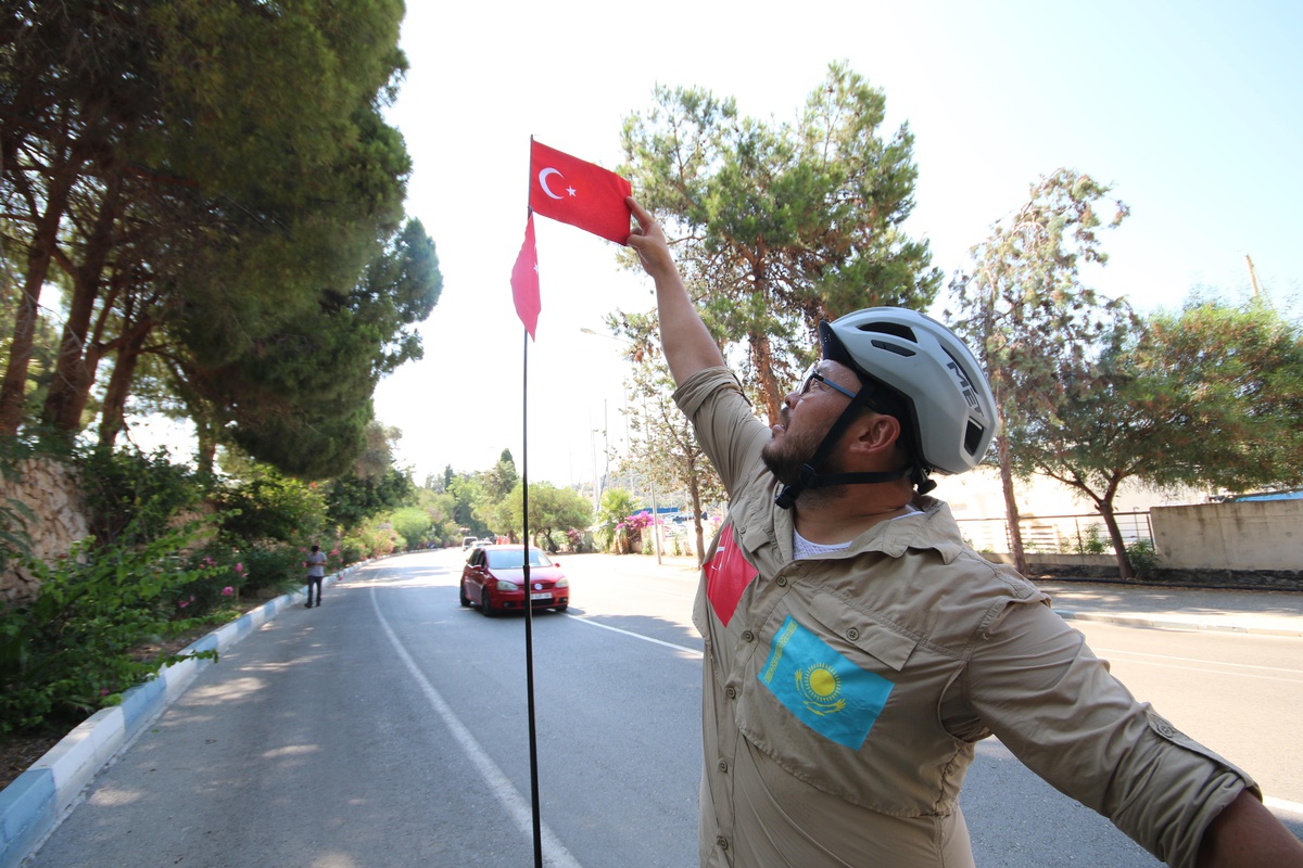 Bisikletle Türkiye'de turuna çıkan Kazak sporcu Kushuyev, Kaş'a ulaştı