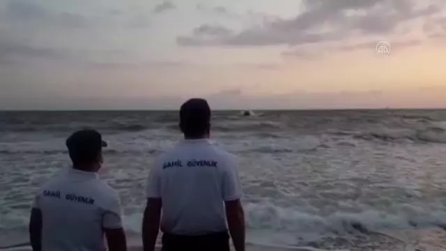 Denize giren iki gençten biri boğuldu, diğeri kayboldu