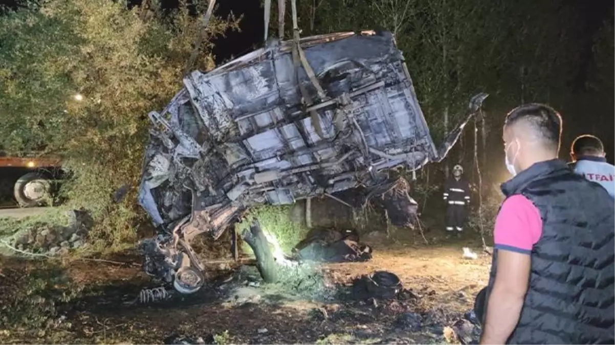 Göçmenleri taşıyan minibüs şarampole devrildi: 12 ölü, 20 yaralı