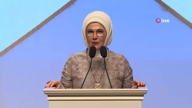 Emine Erdoğan, devlet korumasındaki çocukların hazırladığı tiyatro gösterisini izledi