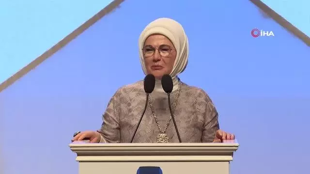 Emine Erdoğan, devlet korumasındaki çocukların hazırladığı tiyatro gösterisini izledi