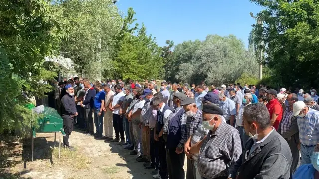 Gölette boğularak ölen amca ve yeğeni son yolculuklarına uğurlandı