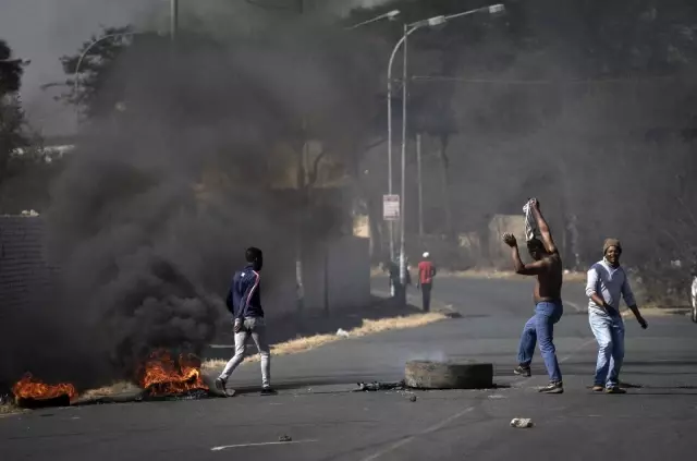 Güney Afrika'da Zuma'nın tutuklanmasının ardından protestolar devam ediyor