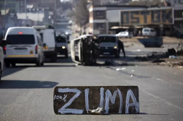 Güney Afrika'da Zuma'nın tutuklanmasının ardından protestolar devam ediyor