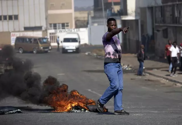 Güney Afrika'da Zuma'nın tutuklanmasının ardından protestolar devam ediyor