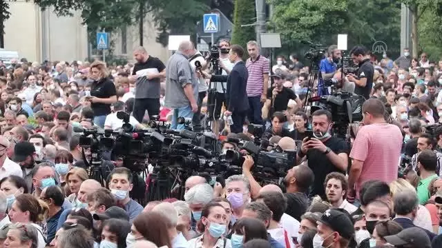 Gürcistan'da gösterilerde yaralanan gazetecinin evinde ölü bulunması protesto edildi