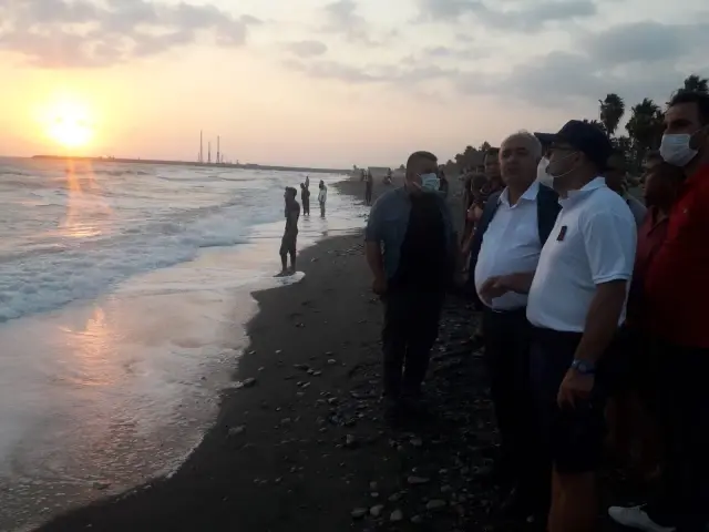 Denize giren iki gençten biri boğuldu, diğeri kayboldu