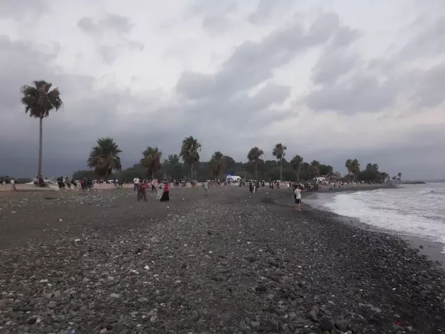 Denize giren iki gençten biri boğuldu, diğeri kayboldu