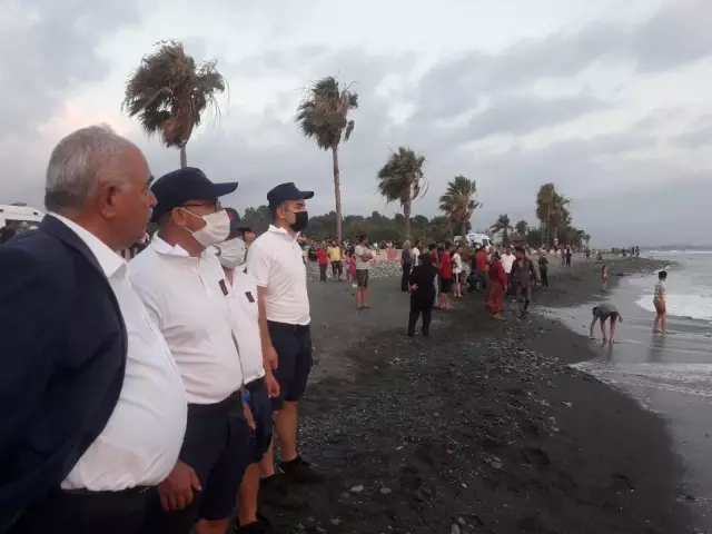 Denize giren iki gençten biri boğuldu, diğeri kayboldu