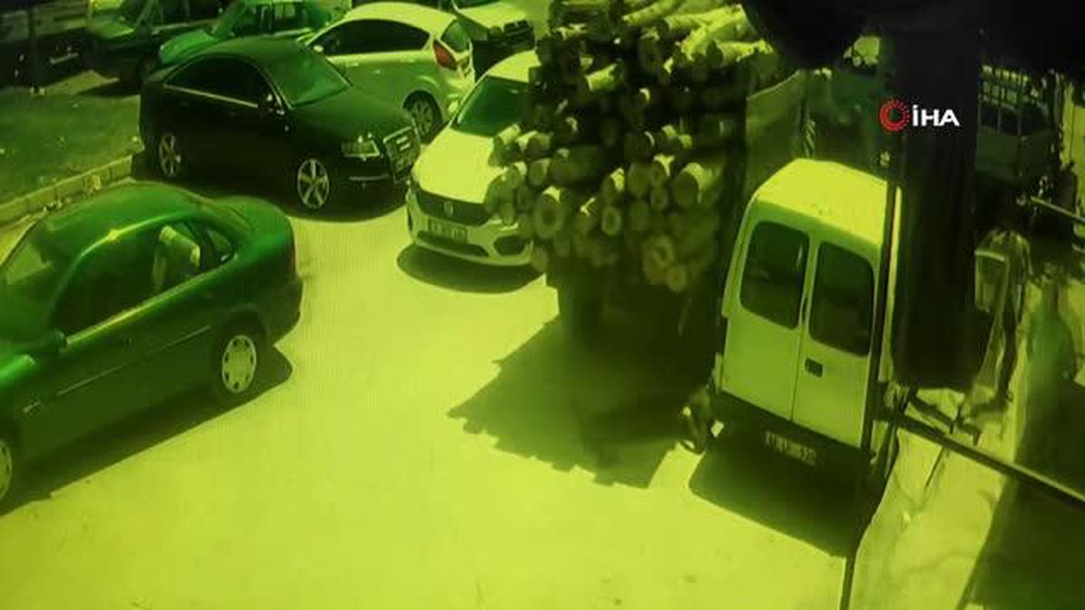 Son dakika haberi: İki aracın arasına sıkışarak ölümden döndü...O anlar kamerada