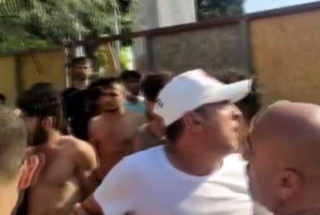 İspanyol kadın Türk bayrağını yırttı, vatandaşlar tepki gösterdi